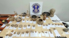 Κορινθία: Θα έβγαζαν στο «σφυρί» πάνω από 350 αρχαία αντικείμενα