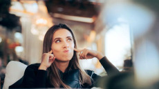 Σας εκνευρίζει αφάνταστα το μασούλημα των άλλων; Ποια διαταραχή κρύβει η ενόχλησή σας