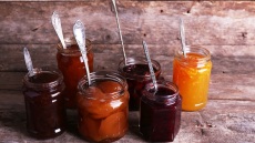 10 γλυκά του κουταλιού παραδοσιακά και αλλιώτικα: μανιτάρια, φασόλια γίγαντες, παμπιλόνι και ροδοζάχαρη