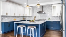 5 πράγματα που δεν πρέπει να βάζετε στα χαμηλά ντουλάπια της κουζίνας σας