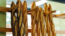 Monokeros: Ο φούρνος νέας γενιάς στο Παγκράτι που συνδυάζει παράδοση, δημιουργικότητα και αγνά υλικά