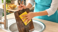 Ξύλο κοπής: 4 τρόποι για να το καθαρίσετε αποτελεσματικά