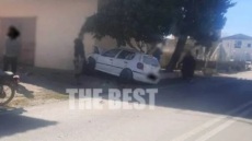 Σοβαρό τροχαίο στην Ηλεία - ΙΧ καρφώθηκε σε τοίχο σπιτιού - Εκτινάχθηκαν στην αυλή οδηγός και συνοδηγός