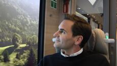 Ρότζερ Φέντερερ: Διαφημίζει τις ομορφιές της Ελβετίας ταξιδεύοντας με τρένο 