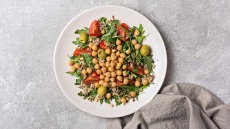 7 έξυπνοι και υγιεινοί τρόποι να προσθέσετε πρωτεΐνη στις σαλάτες σας