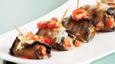 Ρολάκια μελιτζάνας γεμιστά με πουρέ