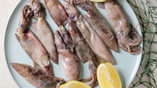 Πώς καθαρίζουμε τα καλαμάρια;