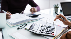 Φορολογικές δηλώσεις: Πώς να αποφύγετε την παγίδα των τεκμηρίων