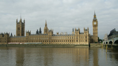 Βρετανία: «Αταξίες» και σεξουαλικές παρενοχλήσεις στους διαδρόμους του Ουέστμινστερ