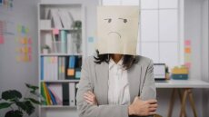 Είστε κακόκεφοι στη δουλειά; Επτά tips για καλύτερη διάθεση από έναν ψυχολόγο