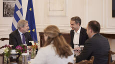 Συνάντηση Μητσοτάκη με τον επίτροπο Προϋπολογισμού της ΕΕ, Γιοχάνες Χαν