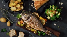 Τσιπούρα: Ο Δ. Παπαζυμούρης μάς παρουσιάζει τους τρόπους για να την αναδείξουμε μαγειρικά