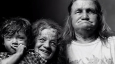 ΗΠΑ: Η οικογένεια Γουιτάκερ με τα μέλη που... γρυλίζουν και γαβγίζουν και η ιστορία των «100 χρόνων αιμομειξίας»