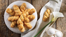 Πασχαλινά κουλουράκια από τον Στέλιο Παρλιάρο (ΒΙΝΤΕΟ)