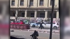 Επεισόδια στην ΑΣΟΕΕ: «Τους είπα για το όπλο αλλά αυτοί συνέχισαν να πετάνε πέτρες» λέει ο αστυνομικός