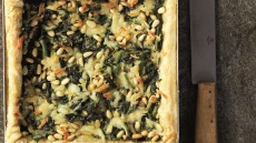 Η συνταγή της ημέρας. Τάρτα με σπανάκι, αρωματικά και χαλούμι. Το μενού της Μεγάλης Εβδομάδας (10 έως 16/4)