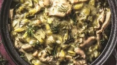 Μανιτάρια φρικασέ με σπανάκι και μαρούλι