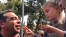 Αλέξης Τσίπρας: Το παραπονιάρικο κοριτσάκι στη Νέα Σμύρνη και η καραμέλα που του έδωσε - Δείτε βίντεο