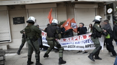 Ένταση και μικροεπεισόδια στην πορεία των εργαζομένων στους δήμους