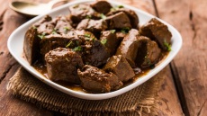 Αρνίσια συκωταριά: Ο Δ. Παπαζυμούρης μας εξηγεί γιατί είναι ο απόλυτος πασχαλινός μεζές