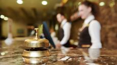 ΑΣΕ: Υποχρεωτική κηρύσσεται η σύμβαση των ξενοδοχοϋπαλλήλων - Προβλέψεις για αύξηση μισθού 5,5% το 2023