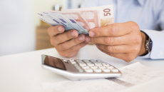 Ο «αόρατος» φόρος του πληθωρισμού που στοχεύει τη μεσαία τάξη