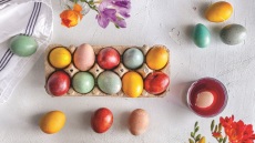 Πώς να βάψετε αυγά με φυτικές βαφές