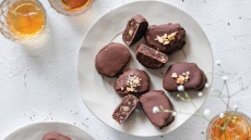 Καριόκες με τσουρέκι