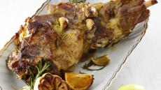 Αρνάκι μπούτι στο φούρνο με δεντρολίβανο και νεράντζι