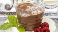 Μousse σοκολάτας με αμύγδαλα και κόκκινο πιπέρι