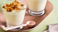 Μουsse λευκής σοκολάτας με καραμελωμένα αμύγδαλα