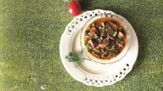 Κόκκινη μαγειρίτσα με σπανάκι