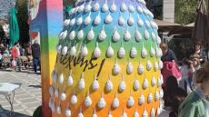 Πτολεμαΐδα: Δίχασε το αυγό-«γίγας» - Σωρεία ομοφοβικών και σεξιστικών σχολίων (φωτογραφίες)