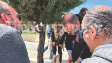 Βόλος: Ο βουλευτής Μαραβέγιας βοήθησε ηλικιωμένη που λιποθύμησε στον Επιτάφιο – Δείτε φωτογραφίες