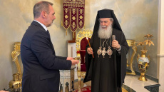 Άγιο Φως: Παρελήφθη από την ελληνική αποστολή