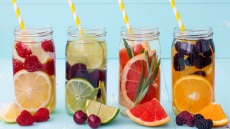 10 απολαυστικά Ready-to-Drink: μαστιχόνερο με βύσσινο, πράσινο τσάι με αλόη, βοτανικό ρόφημα με κόκκινο πιπέρι και κακάο