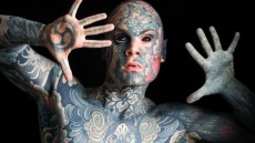 Ο άνδρας με τα περισσότερα τατουάζ στον κόσμο είναι δάσκαλος σε δημοτικό σχολείο