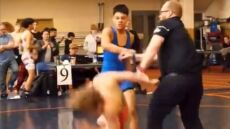 Νεαρός παλαιστής έριξε μπουνιά στον αντίπαλό του μετά την ήττα του - Βίντεο