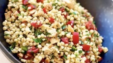 Σαλάτα με κουσκούς, αμύγδαλα και κοτόπουλο