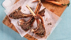 Παϊδάκια προβατίνας στα κάρβουνα με salsa πράσινων μυρωδικών