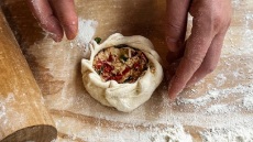 Marili: ο νέος γεωργιανός φούρνος της Κυψέλης με τα χαρακτηριστικά πουγκιά και τα χατσαπούρια