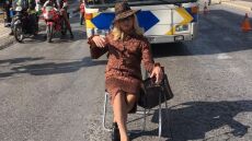 Λάκης Γαβαλάς: Ντύθηκε... drag queen και φωτογραφήθηκε μέσα στη μέση του δρόμου