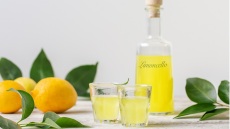 Limoncello: Η συνταγή για να το φτιάξετε εύκολα και γρήγορα