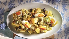 Πατατοσαλάτα με αγκινάρες και αυγά