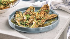 Τηγανητές αγκινάρες με καυκαλήθρες και μυρώνια