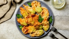 Κολοκυθοανθοί: Ο Δ. Παπαζυμούρης μάς αναλύει τη χρήση τους στην κουζίνα (+συνταγές)