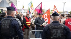 Γαλλία: Οι διαδηλωτές «υποδέχονται» τον Μακρόν χτυπώντας κατσαρόλες, στις επισκέψεις του σε δημόσιους χώρους