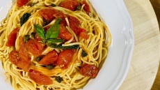 Σπαγγέτι με ντοματίνια, βασιλικό και κάππαρη (ΒΙΝΤΕΟ)