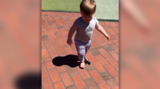 TikTok: Δίχασε το viral βίντεο με την πλάκα του πατέρα στον δίχρονο γιο του για τη σκιά του