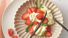 Φράουλα: 6 συνταγές από τον Στέλιο Παρλιάρο που την απογειώνουν